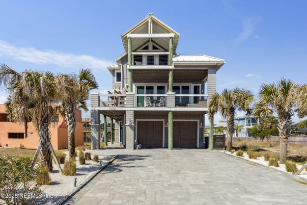 Attached, Exterior, Facade, American Craftsman