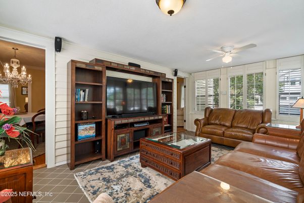 Chandelier, Interior, Living room
