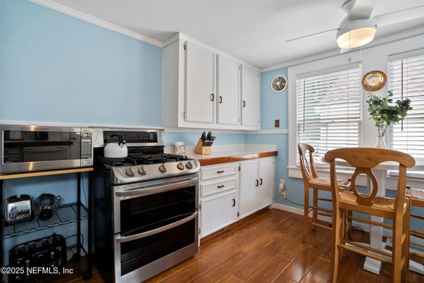 Dining room, Interior, Kitchen, Stainless Steel Appliances, Wood Texture Flooring