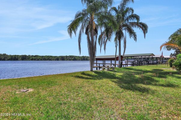 Exterior, Lake