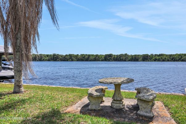 Exterior, Lake