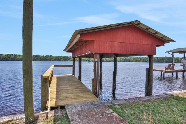 Exterior, Lake