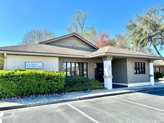 Exterior, Facade, Ranch