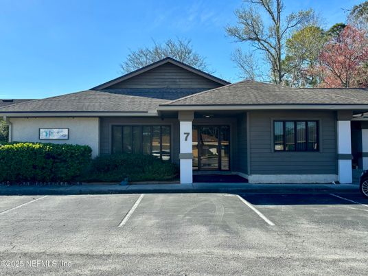 Exterior, Facade, Ranch