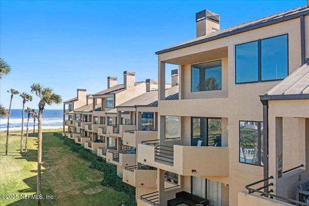 Backyard, Exterior, Facade, Water, Modern
