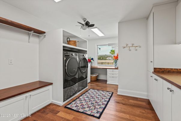 Interior, Utility Closets, Washer, Wood Texture Flooring