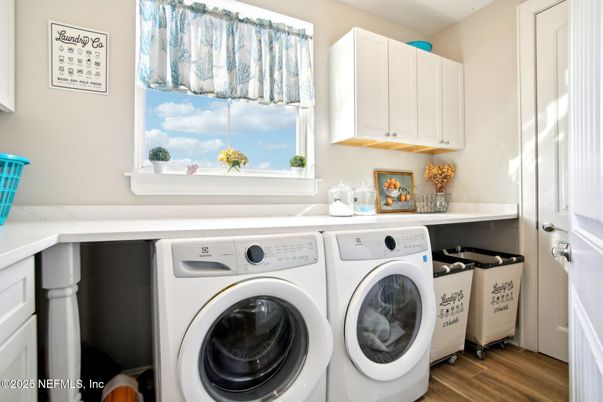 Interior, Washer, Wood Texture Flooring