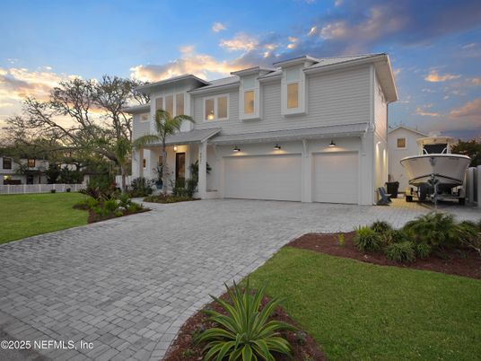 Attached, Exterior, Facade, Mediterranean