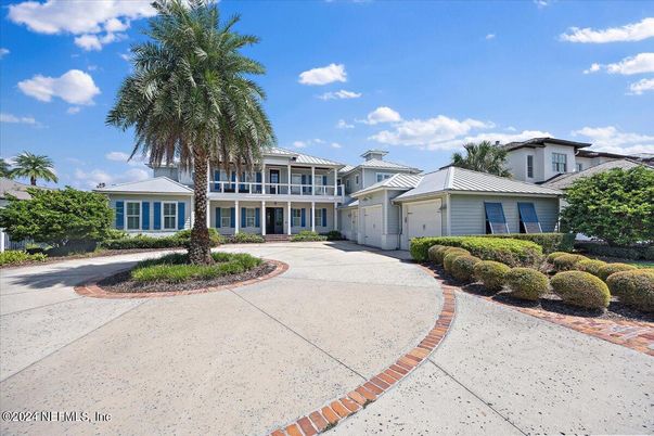 Attached, Exterior, Facade, Mediterranean