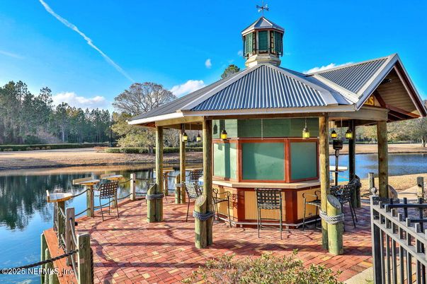 Exterior, Lake