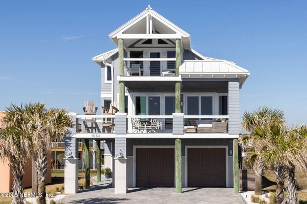 Attached, Exterior, Facade, Queen Anne Victorian