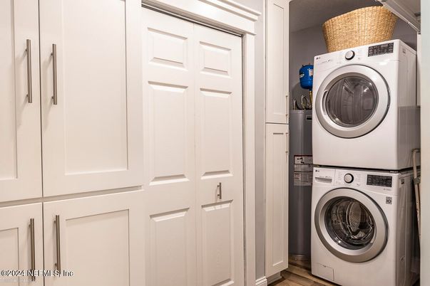 Interior, Utility Closets, Washer, Wood Texture Flooring