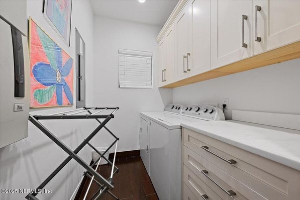Interior, Recessed Lighting, Washer, Wood Texture Flooring