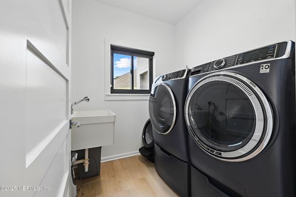 Interior, Washer, Wood Texture Flooring