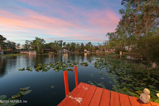 Exterior, Lake