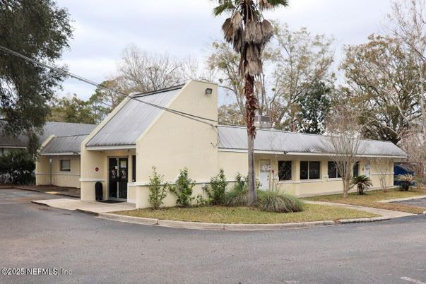 Exterior, Facade, Ranch