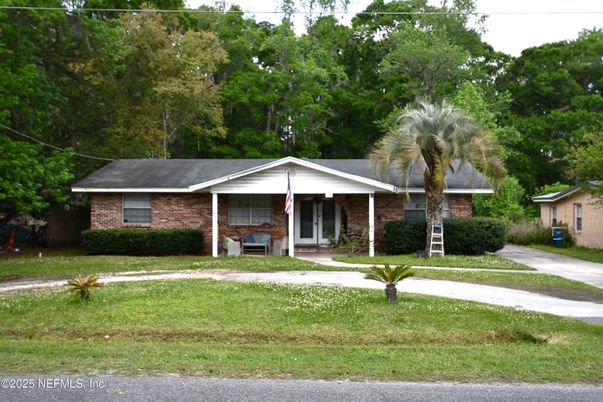 Exterior, Facade, Brick Facade, Ranch