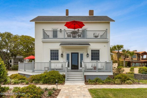 Exterior, Facade, American Foursquare