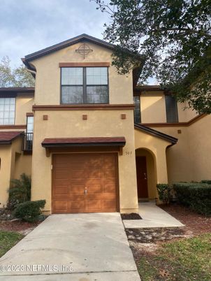 Attached, Exterior, Facade, Mediterranean