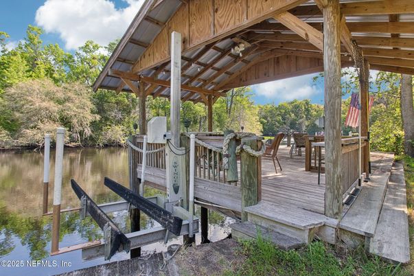 Exterior, Lake