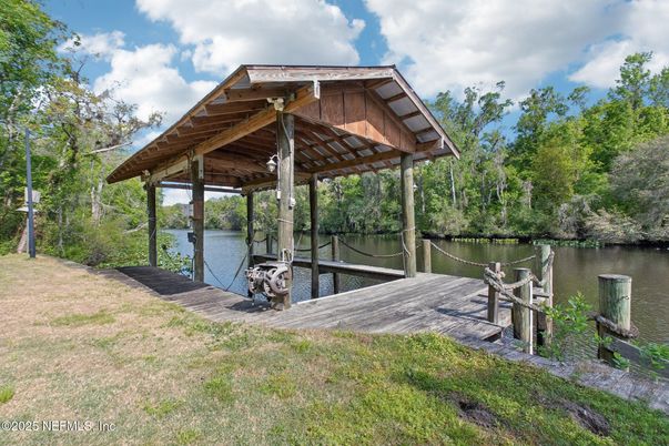 Exterior, Lake