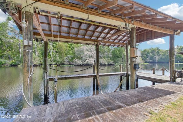Exterior, Lake