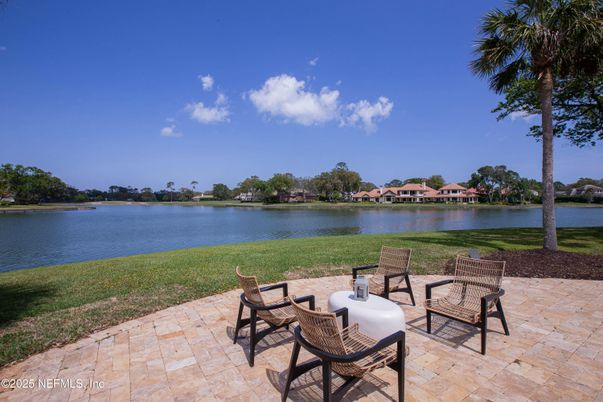Exterior, Lake