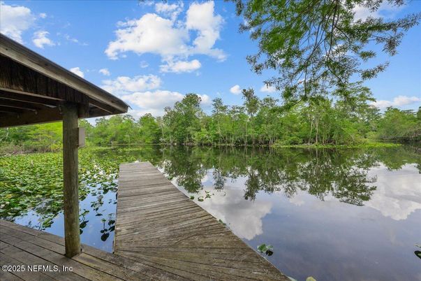 Exterior, Lake