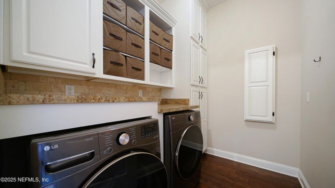 Interior, Washer, Wood Texture Flooring