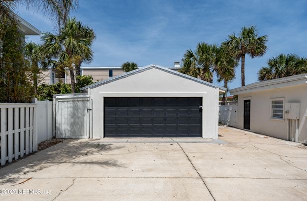 Detached Garage, Exterior