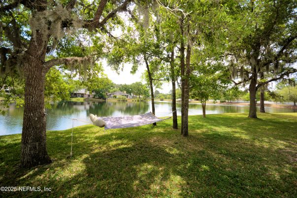 Exterior, Lake