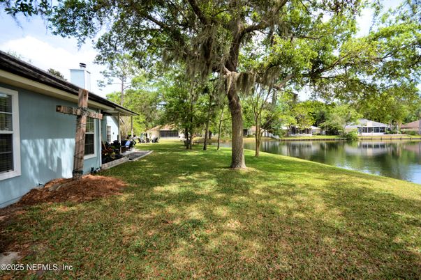 Exterior, Lake