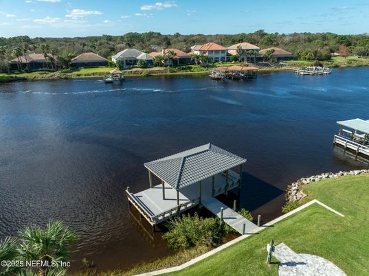 Exterior, Lake