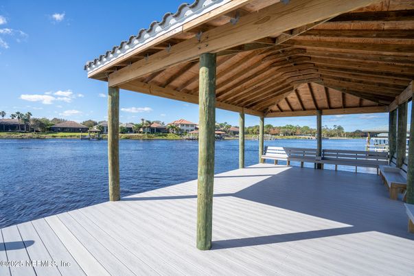 Exterior, Lake