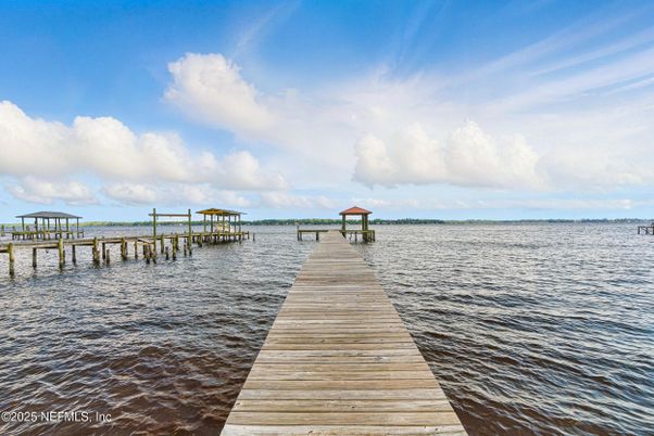 Exterior, Lake