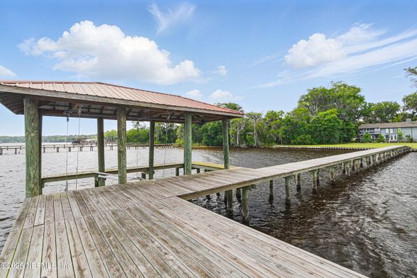 Exterior, Lake