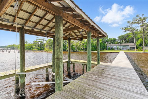 Exterior, Lake