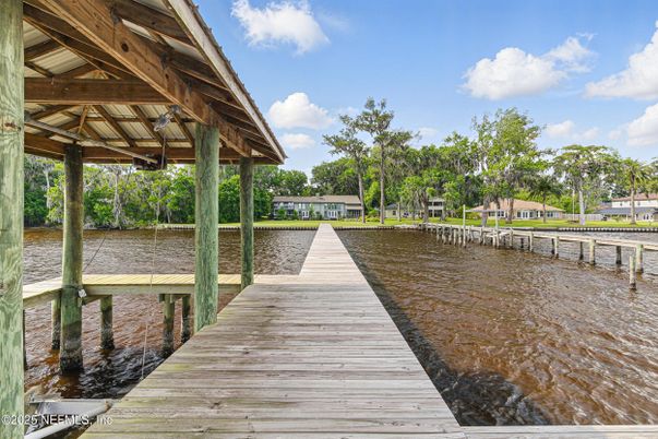 Exterior, Lake