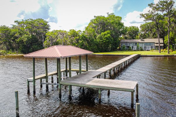 Exterior, Lake
