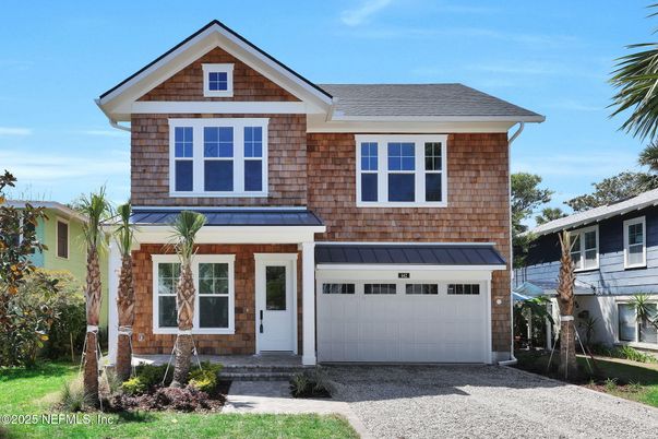 Attached, Exterior, Facade, American Craftsman