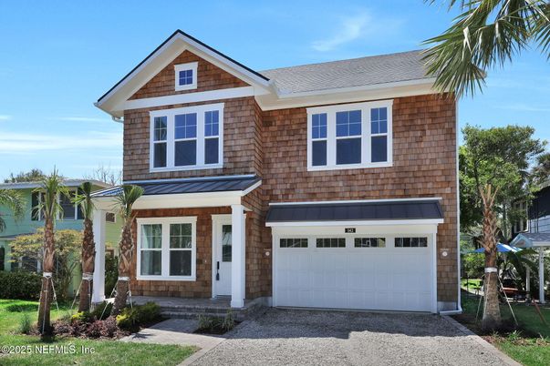 Attached, Exterior, Facade, American Craftsman