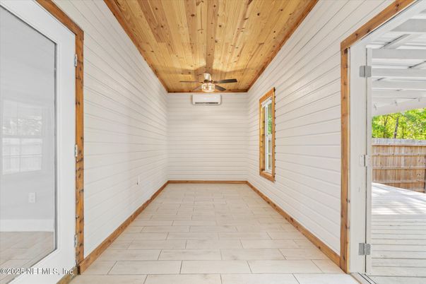 Empty room, Interior, Wooden Ceilings