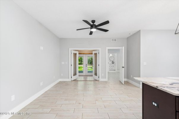 Empty room, Interior