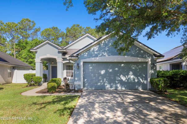 Attached, Exterior, Facade, Solar Panels, American Craftsman