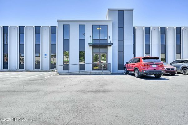 Exterior, Facade, Modern