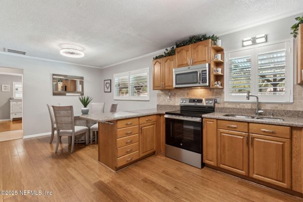 Dining room, Interior, Kitchen, Stainless Steel Appliances, Wood Texture Flooring