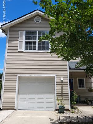 Attached, Exterior, Facade, Ranch