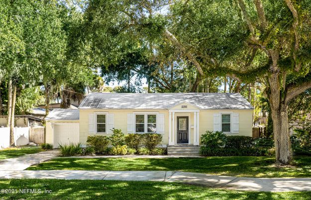 Attached, Exterior, Facade, Ranch