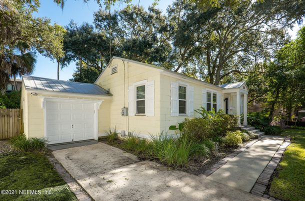 Attached, Exterior, Facade, Ranch