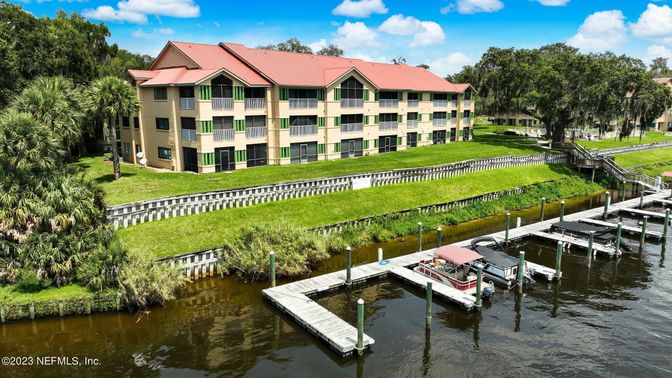 Exterior, Lake
